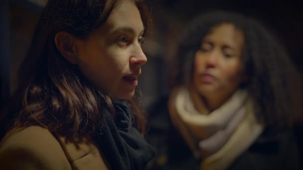 Две Сердитые Женщины Спорят Крича Яростные Разговоры — стоковое видео