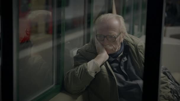 Solitaire Pauvre Mature Senior Mâle Personne Avec Lunettes Être Appauvri — Video