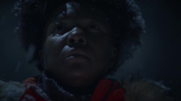 冷凍冬のキャンドルライトフレームを燃やす人の暖かい手 — ストック動画