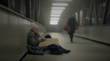 Yoksul, Olgun, Gözlüklü Yaşlıca Erkek Yoksullaşması