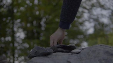 Nehir yatağı Doğa Manzarası 'ndaki Büyük Taş Kule