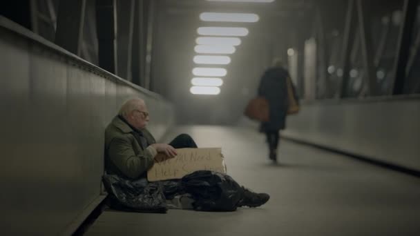 Lonely Pature Senior Male Person Met Verarmde Glazen — Stockvideo