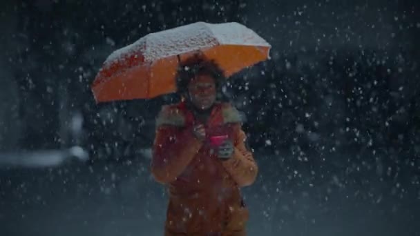 Černá Žena Osoba Kudrnaté Vlasy Drží Svíčky Sněhu Zimní Počasí — Stock video