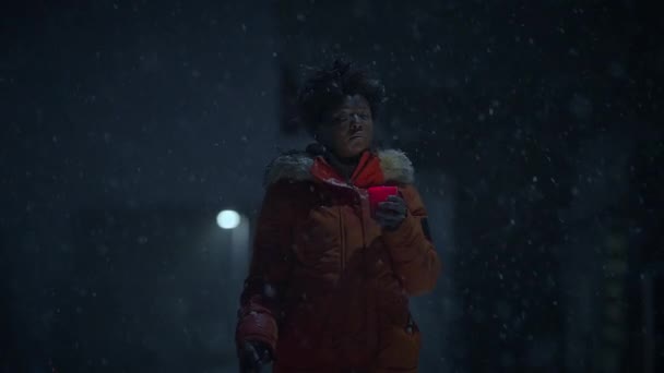 Молодая Африканка Стоящая Улице Ночью Время Снегопада Зонтиком — стоковое видео