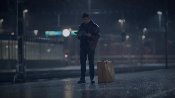 Молодой Потерянный Человек Чемоданом Поисках Разбитого Зеркала Городской Улице Ночью — стоковое видео