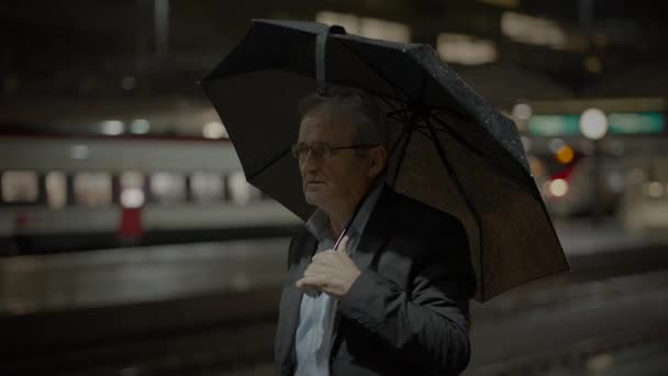 Unavený Rozhořčený Starší Muž Osoba Litující Chyby Venku Dešti — Stock video
