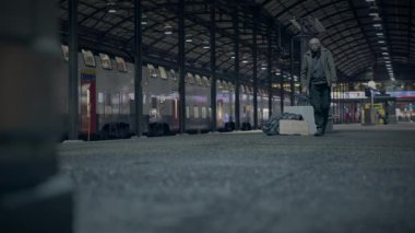 Homless Man Traveler Disarida Kırık Ayna Cami 'ni Geceleyin kesfetti