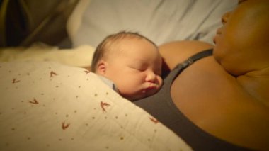 Genç Afrikalı Anne Doğumdan Sonra Bebeği Yatakta Tutuyor