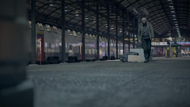 Hajléktalan Férfi Utazó Felfedezték Összetört Tükör Üveg Éjszaka — Stock videók