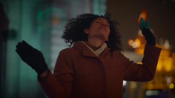 Enerjik Kadın Gece Yaşamından Hoşlanan Neon Işıkları Gösterisini Zleyen — Stok video