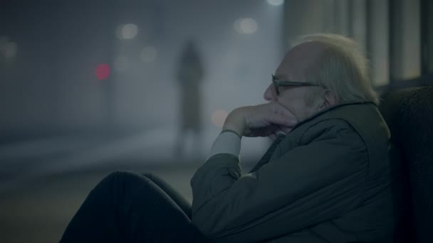 凍える夜に助けを待っているうつ病で賢明な老人街の人 — ストック動画