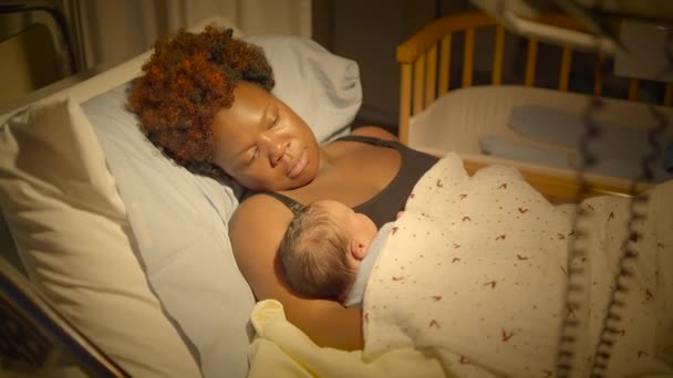 Jovem Mãe Africana Deitada Cama Hospital Segurando Bebê Recém Nascido — Vídeo de Stock