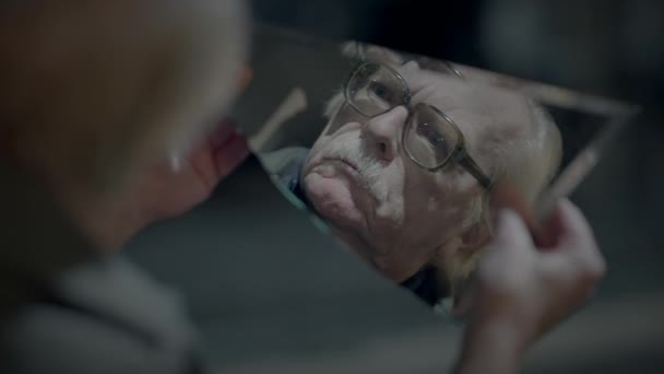 Szomorú Idős Férfi Aki Öregségi Szegénységben Szenved Mert Magányos Vasútállomáson — Stock videók