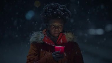 Soğuk Dondurucu Kışın Yanan Mum Işığında Isınan Elleri 