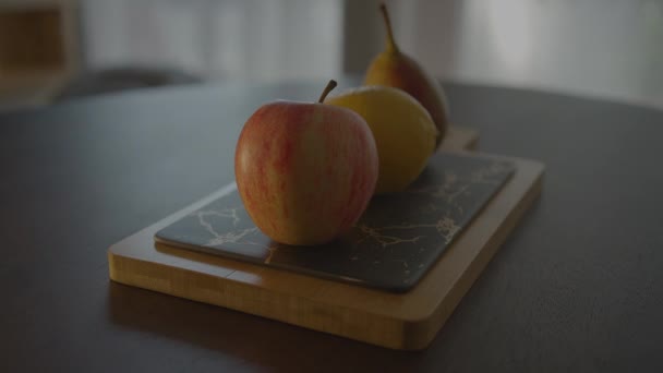 Coloridas Frutas Frescas Saludables Mezclan Aperitivo Pie Sobre Una Mesa — Vídeo de stock