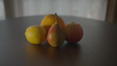 Renkli Taze Sağlıklı Meyveler Karışık Atıştırmalıklar Oturma odasındaki ahşap Masada duruyor