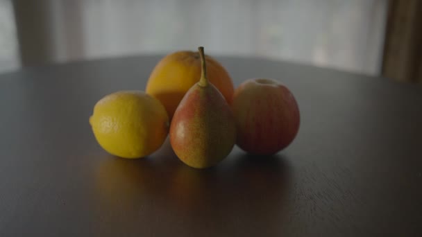 Kleurrijke Verse Gezonde Vruchten Mix Snack Staande Houten Tafel Woonkamer — Stockvideo