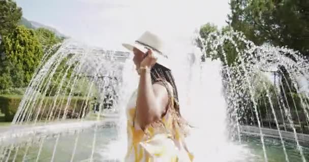 Young Cheerful African Woman Dancing Water Fountain Summer Time High — Stock Video