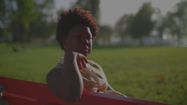 Livsstil Porträtt Kvinnlig Person Med Lockigt Hår Njuter Våren Väder — Stockvideo