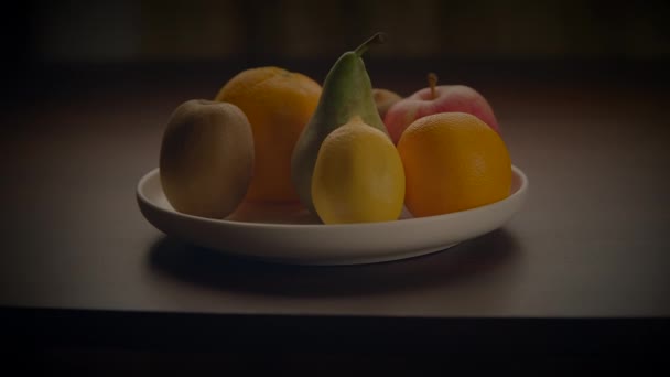 テーブルに新鮮なフルーツの料理が表示され おいしい健康的なスナックオプションとして天然食品を紹介しています カラフルな農産物は 美しくて刺激的なセンターピースのために作ります — ストック動画