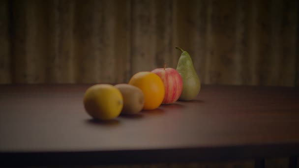 Ahşap Bir Masaya Yerleştirilmiş Çeşitli Meyvelerin Sıralanması Natürmort Bir Fotoğraf — Stok video