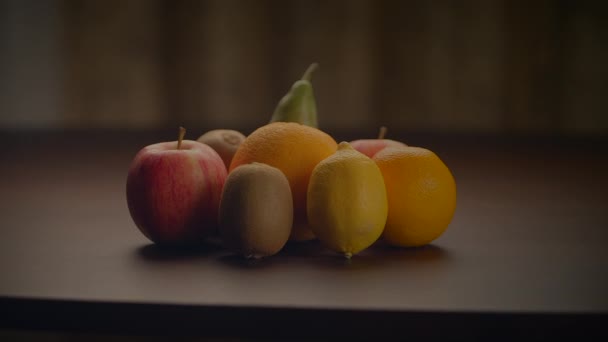 Birçok Mutfaktaki Çeşitli Meyveler Temel Gıdalar Ahşap Bir Masada Sergilenmektedir — Stok video