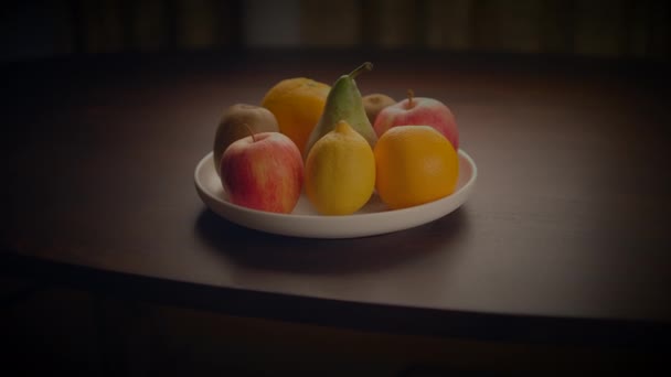 Miska Owoców Cytrusowych Jest Wyświetlana Rustykalnym Drewnianym Stole Prezentującym Naturalne — Wideo stockowe
