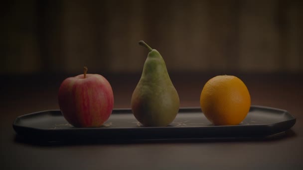 Elma Armut Portakal Gibi Çeşitli Meyveler Bir Masadaki Ahşap Tepside — Stok video