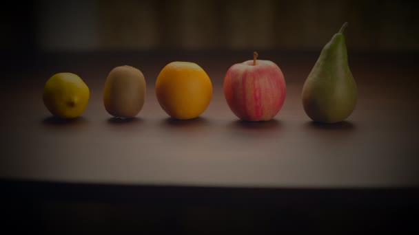 Ahşap Bir Masanın Üzerindeki Bir Sıra Meyvenin Renkli Boyaların Ahşabın — Stok video