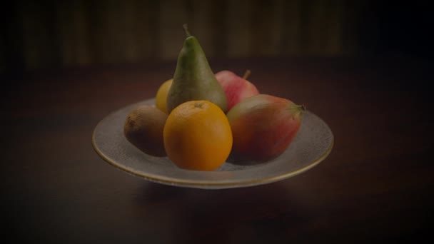 各种水果 包括橘子和兰格普尔 都放在木制桌子上的一个碗里展出 展示自然食物和新鲜农产品 — 图库视频影像