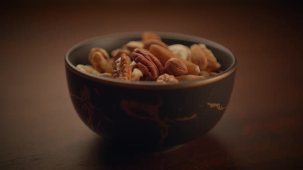 木桌上杏仁 核桃的混合坚果 — 图库视频影像
