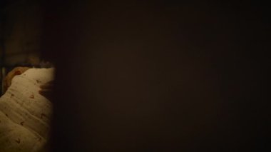 Mutlu Genç Kadın Doğumdan Sonra Çocukla Anneliğin tadını çıkarıyor