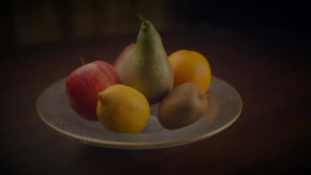 Ένα Γυάλινο Μπολ Γεμάτο Ποικιλία Φρέσκων Φρούτων Ένα Φυσικό Και — Αρχείο Βίντεο