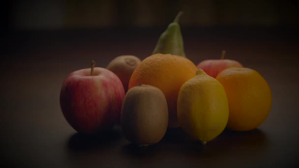 Különböző Természetes Élelmiszerek Mint Gyümölcsök Amelyek Vágott Élelmiszerek Jelennek Meg — Stock videók