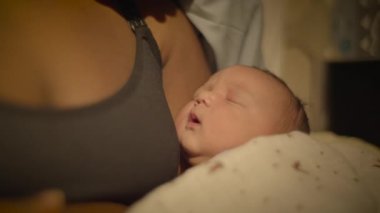 Kıvırcık saçlı siyahi kadın doğuma yeni doğmuş çocukla giriyor.
