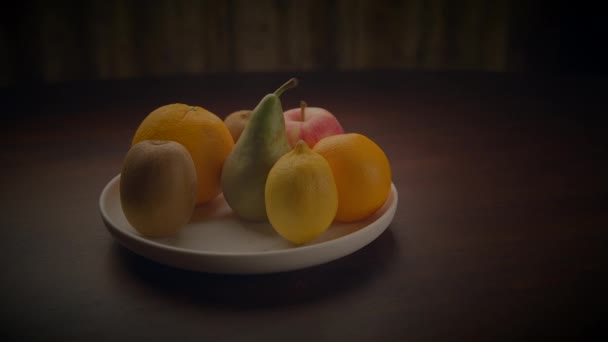 Bir Tabak Taze Meyve Ahşap Bir Masada Sergileniyor Doğal Gıdaların — Stok video