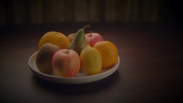 다양한 과일의 그릇이 테이블에 표시되어 재료의 다채로운 배열을 보여줍니다 스테이플 — 비디오