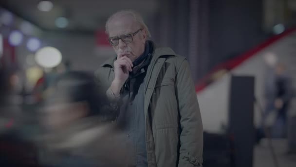 体弱的中老年男性 — 图库视频影像
