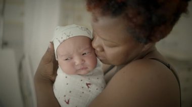 Genç Afrikalı Anne Doğumdan Sonra Bebeği Yatakta Tutuyor