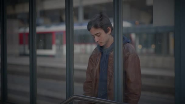 Wiedersehen Von Alleinerziehender Mutter Und Teenagersohn Die Sich Bahnsteig Umarmen — Stockvideo