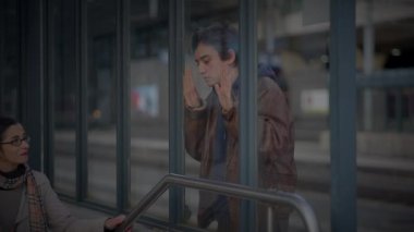 Anne ile Oğul Tren İstasyonu 'nda uzun bir süre konuştuktan sonra buluştu.