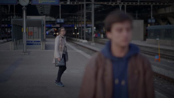 二人の悲しい人々が列車駅で離脱するお別れ — ストック動画