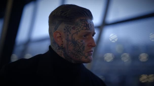 アーバンシティストリートに立っている注意を求めるタトゥー付き男性 — ストック動画