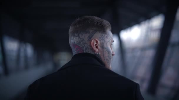 Татуйована Людина Стоїть Міській Вулиці Міста — стокове відео