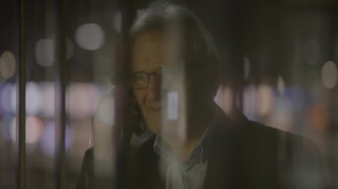 Mutlu kıdemli iş adamı. Telefona cevap veriyor. İyi haberleri paylaşıyoruz.
