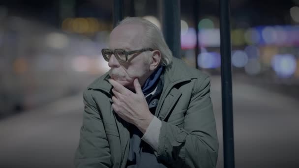 Μοναχικός Φτωχός Ώριμος Ηλικιωμένος Άνδρας Γυαλιά Που Είναι Άπορος — Αρχείο Βίντεο