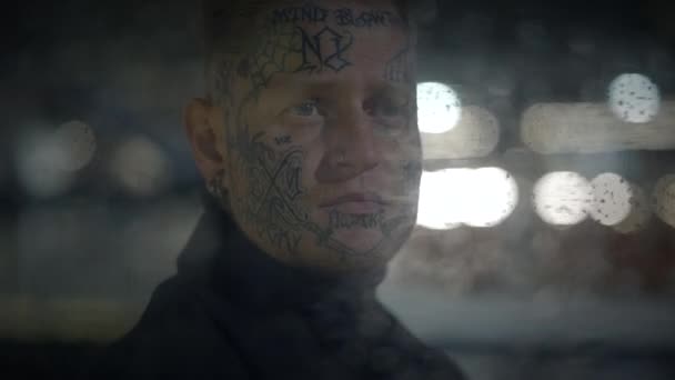 Uppmärksamhet Söker Tatuerad Man Person Stående Urban City Street — Stockvideo