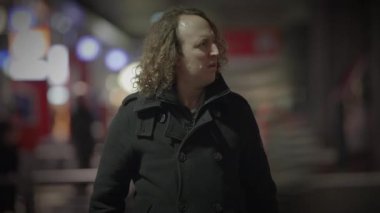Uzun saçlı bir adam gece yarısı sokaklarının karanlığında geziniyor. Biraz eğlence ve eğlence için halka açık bir etkinliğe gidiyor.
