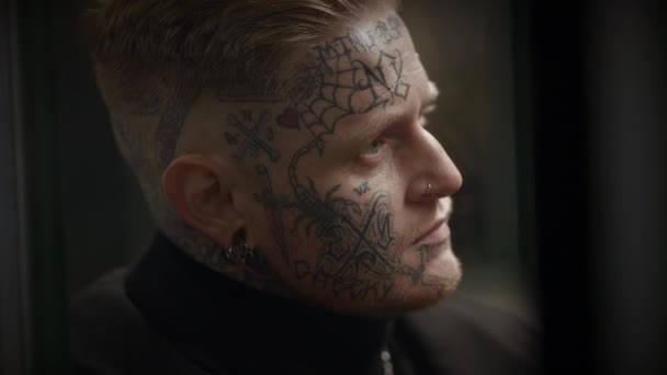 Homem Rebelde Maverick Intimidante Com Tatuagens Cabeça Rosto Estilo Provocação — Vídeo de Stock