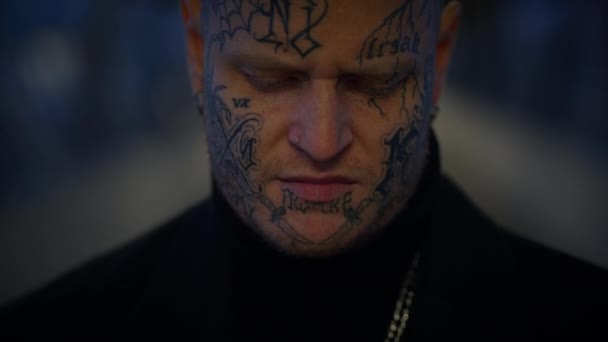 Intimidante Hombre Rebelde Maverick Con Tatuajes Cabeza Cara Estilo Provocador — Vídeos de Stock